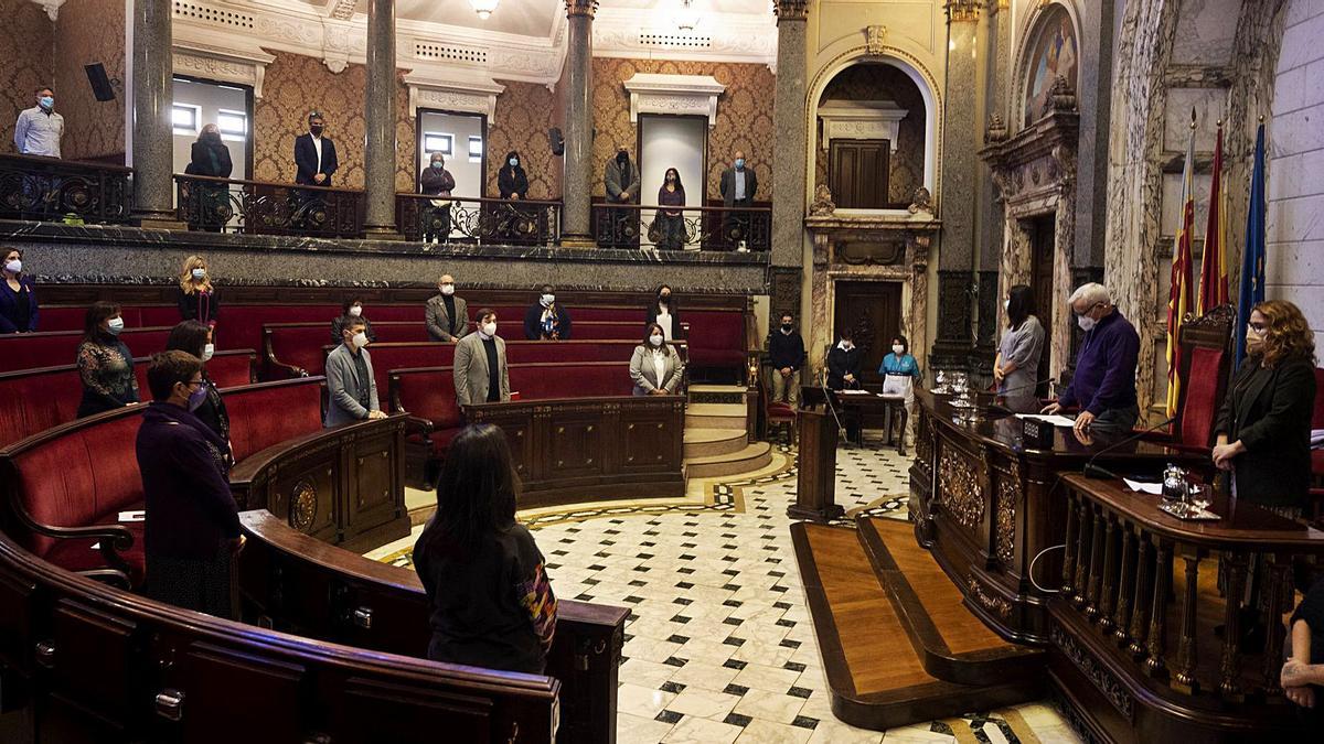 Silencio en el hemiciclo por 
las víctimas de maltrato.  
levante-emv