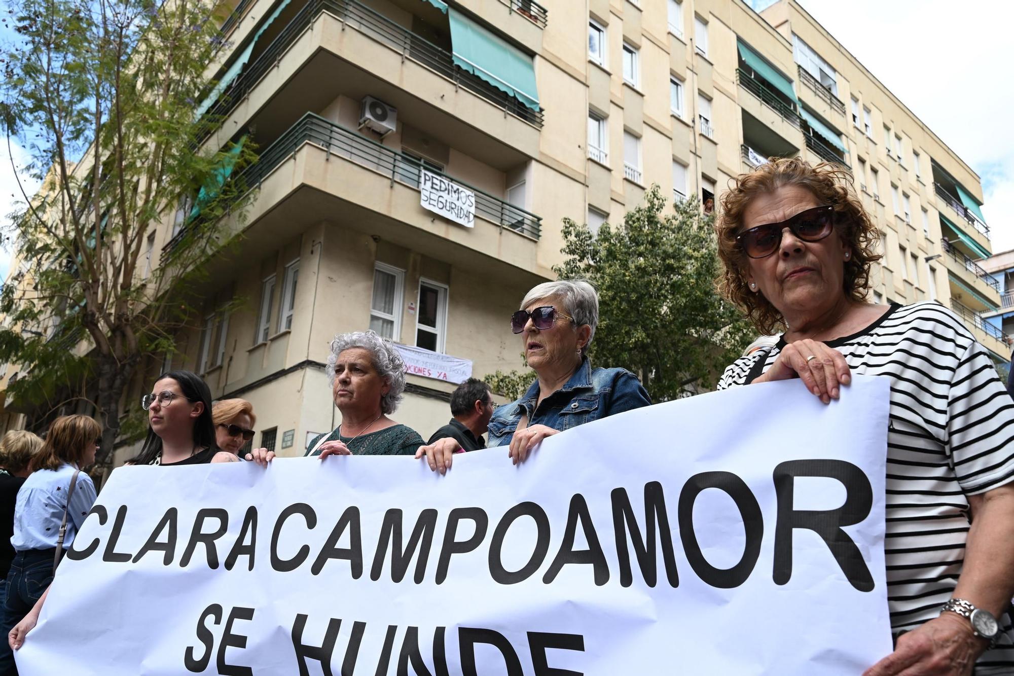 Vecinos se manifiestan pidiendo soluciones tras los hundimientos en la calle Clara Campoamor en Elche