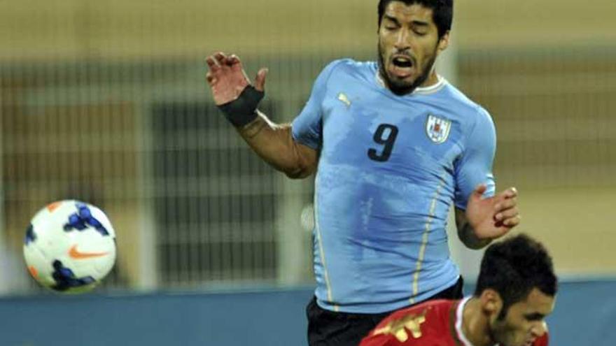 Luis Suárez lucha por el balón ante Omán.