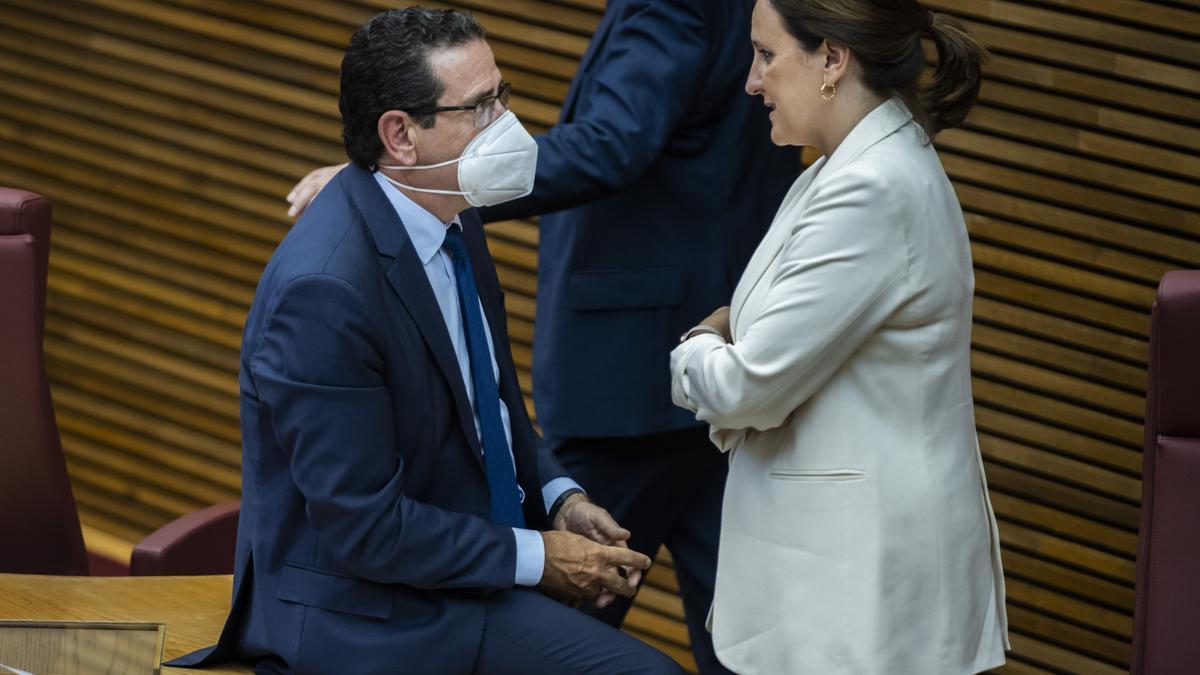 María José Catalá habla en el debate de política general con el diputado Jorge Bellver