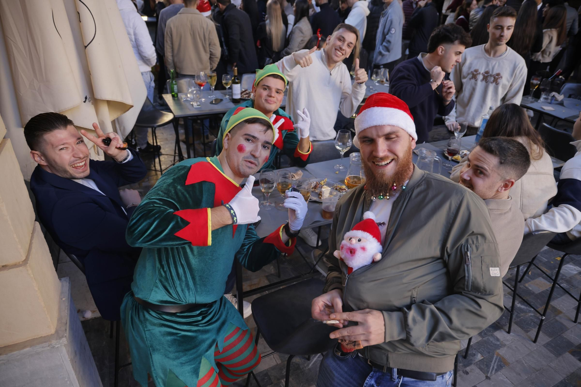 Las calles de Cartagena vibran con el 'tardeo' de Nochebuena