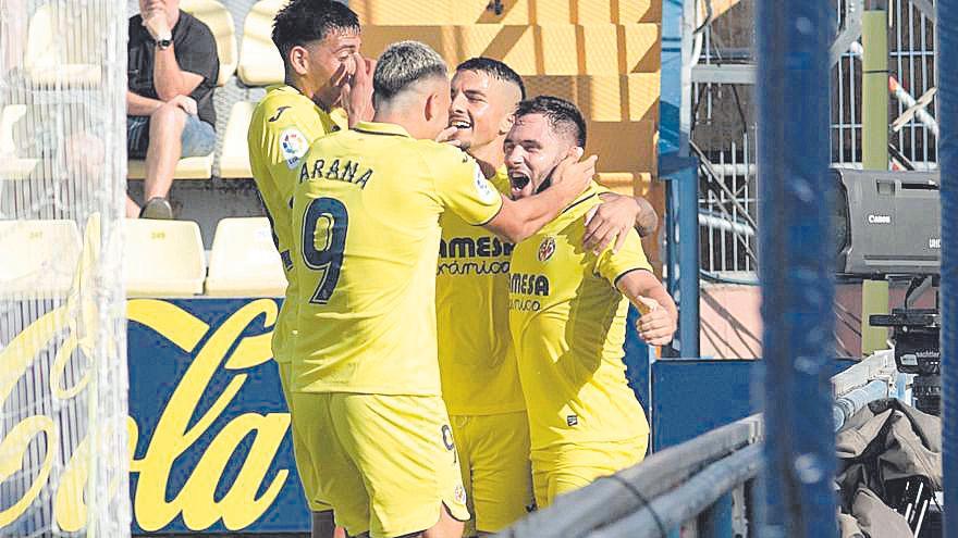 Migue Leal celebra su tanto ante el Mirandés.