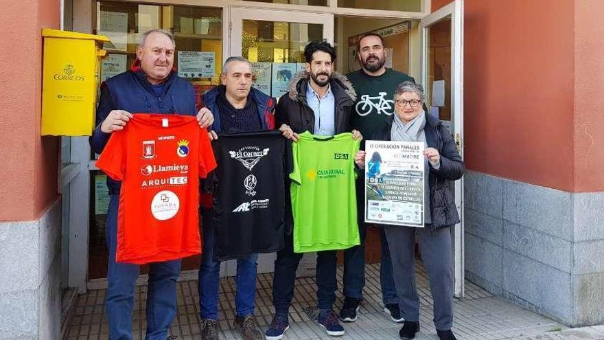 El presidente del Urraca, Juan Álvarez; el capitán del equipo de veteranos, Laureano Sordo; el representante de DSA Marco Rodríguez, Ramón Morán y la representante de Red Madre Isabel García.