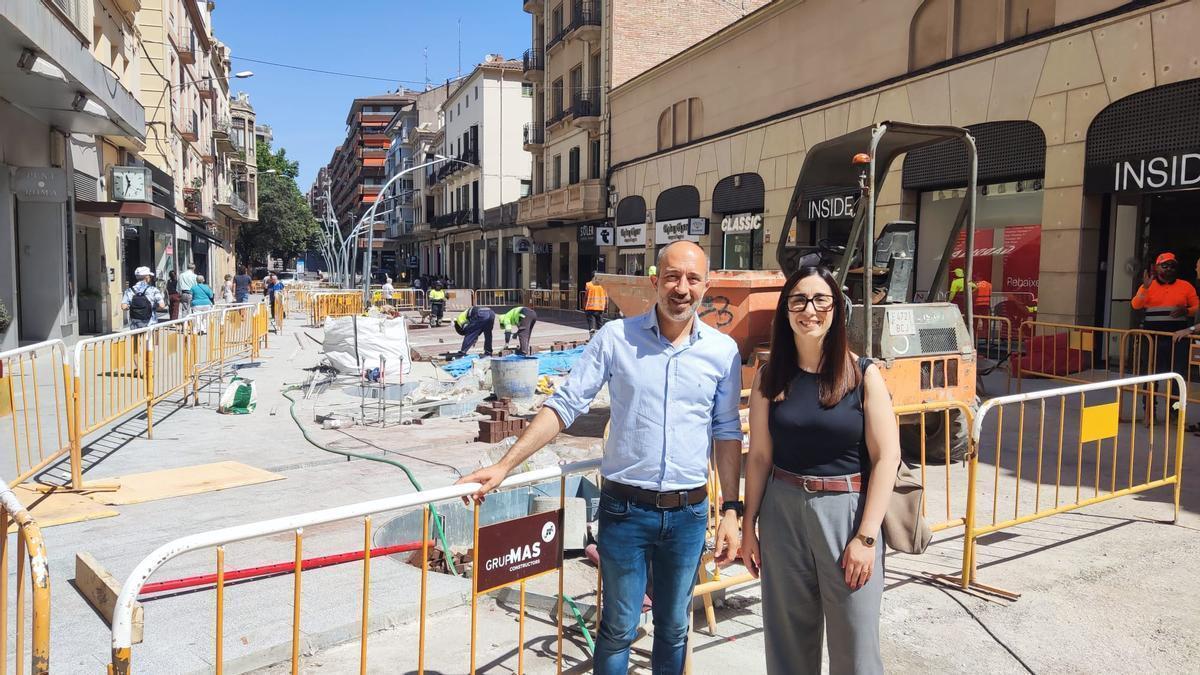 L’alcalde de Manresa, Marc Aloy, i la regidora de Comerç, Tània Infante
