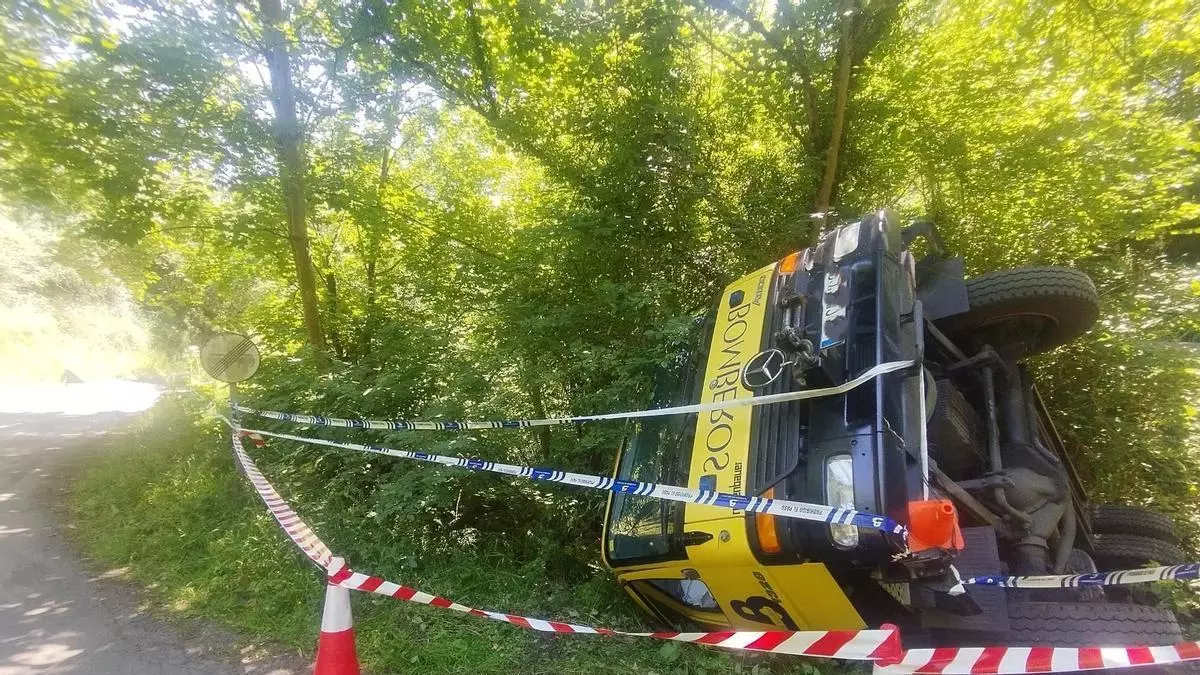 Vuelca un camión de Bomberos en una curva de la AS-311 en Grado, tras acudir a una intervención por un turismo accidentado