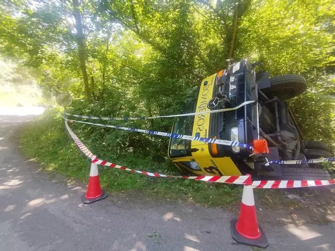En imágenes, el camión de Bomberos de Asturias volcado en Grado