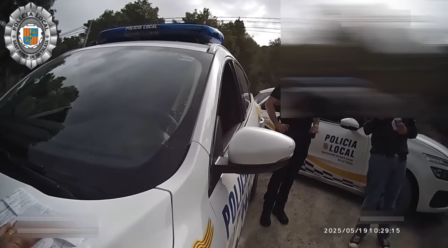La Policía Local frente a la finca de la fiesta, en un vídeo en el que ha tapado las caras de los asistentes y de los agentes movilizados.