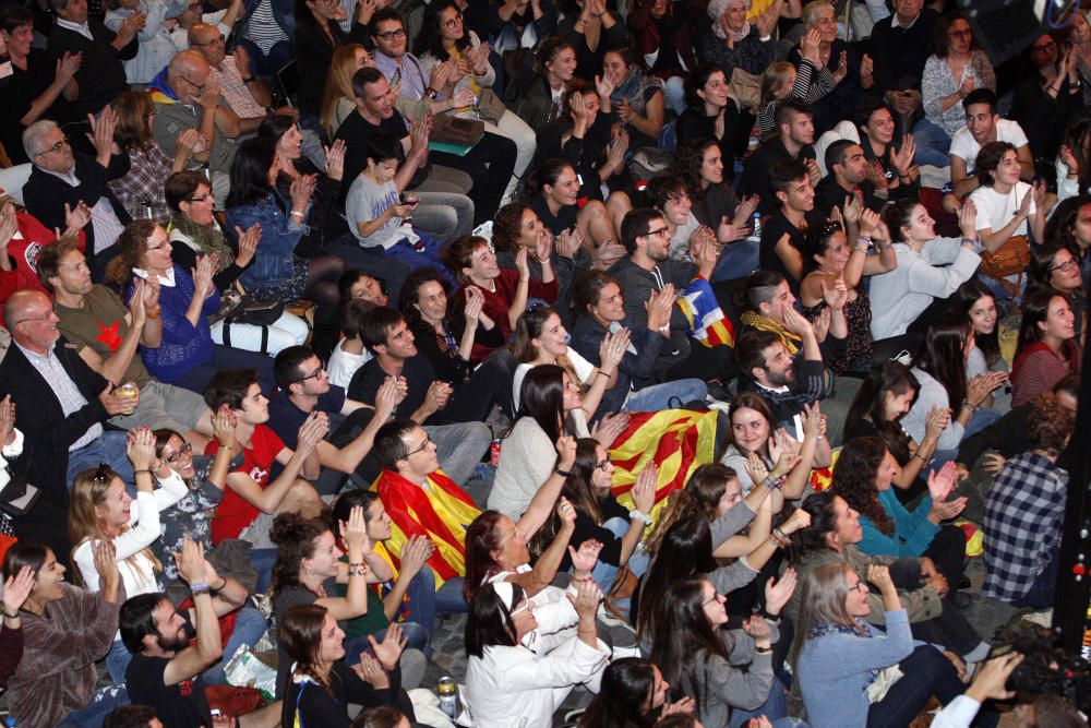 La gent concentrada a la Plaça del Vi.