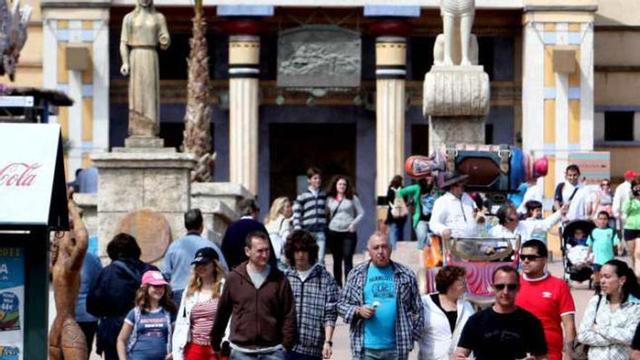 Visitantes en Terra Mítica en abril de 2011, cuando el parque inauguró la temporada.