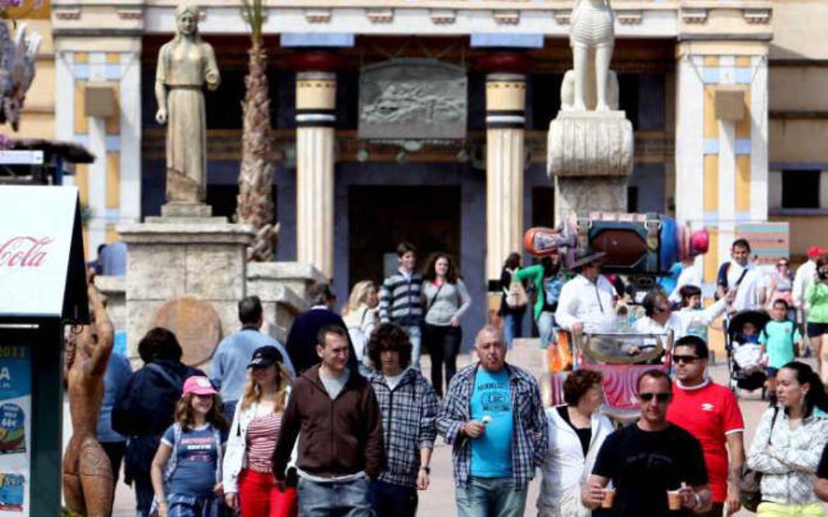 Visitantes en Terra Mítica en abril de 2011, cuando el parque inauguró la temporada.