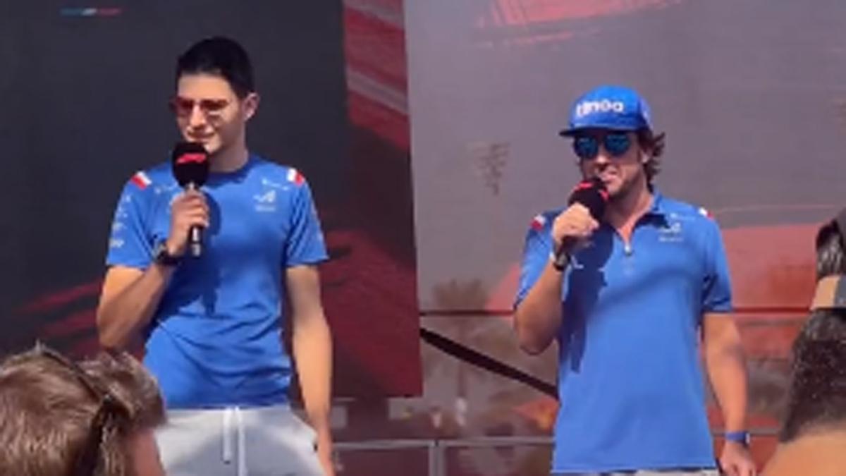 Esteban Ocon y Fernando Alonso en un acto de Alpine