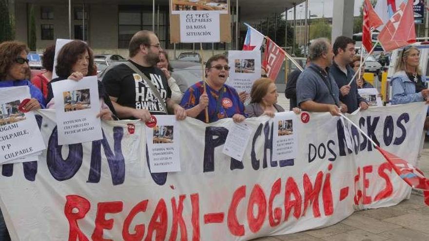 Rede Galega de Kioskos protesta en la fiesta de aniversario de Cogami