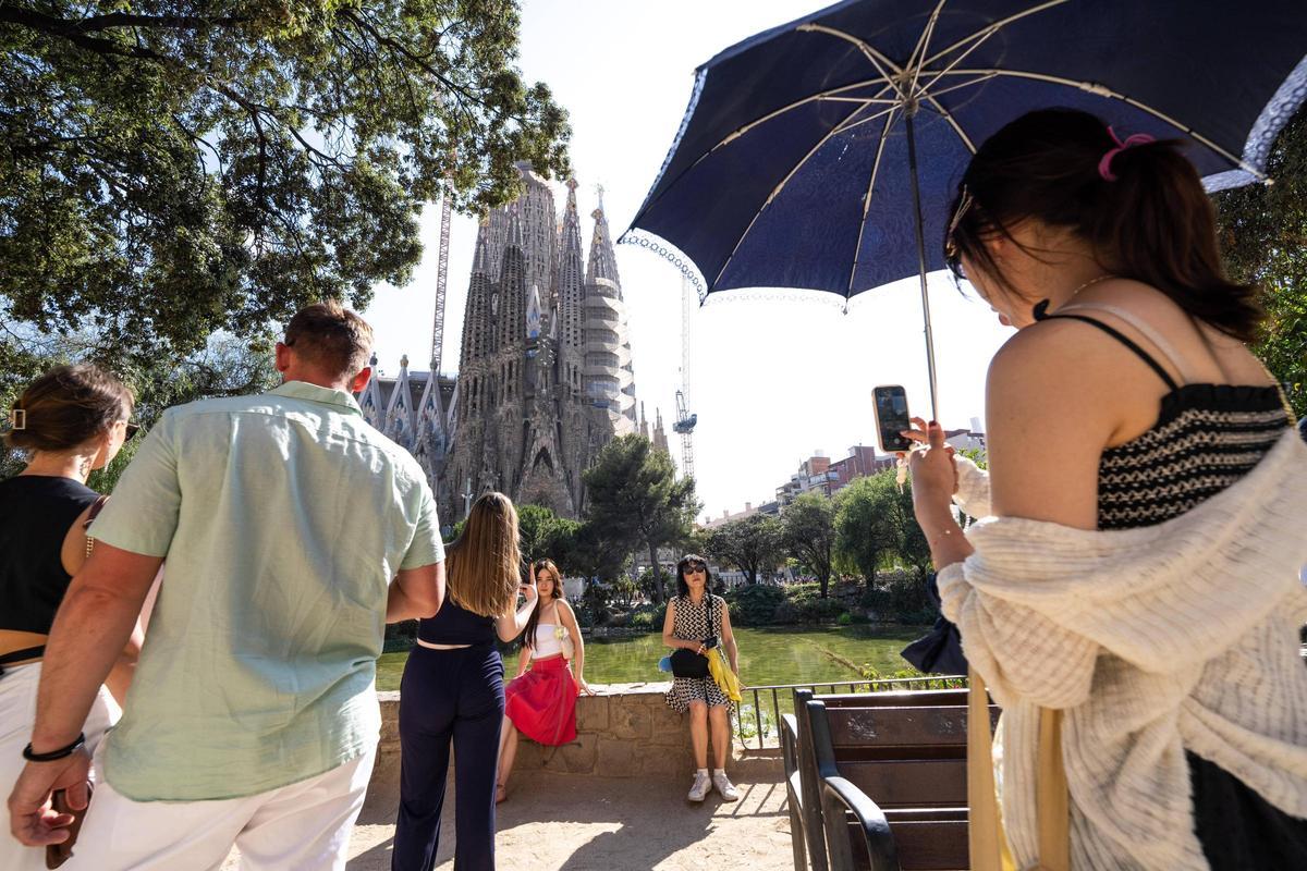Un grupo de turistas frente a la Sagrada Familia de Barcelona. Foto archivo