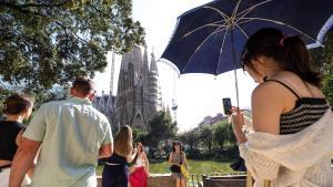 Un grupo de turistas frente a la Sagrada Familia de Barcelona. Foto archivo