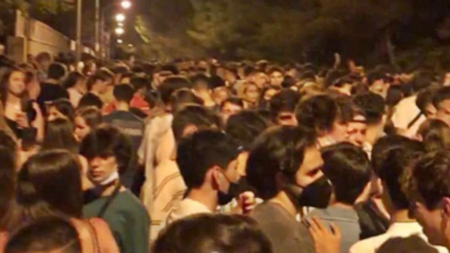 Uno de los macrobotellones celebrados en el Arenal el mes pasado.