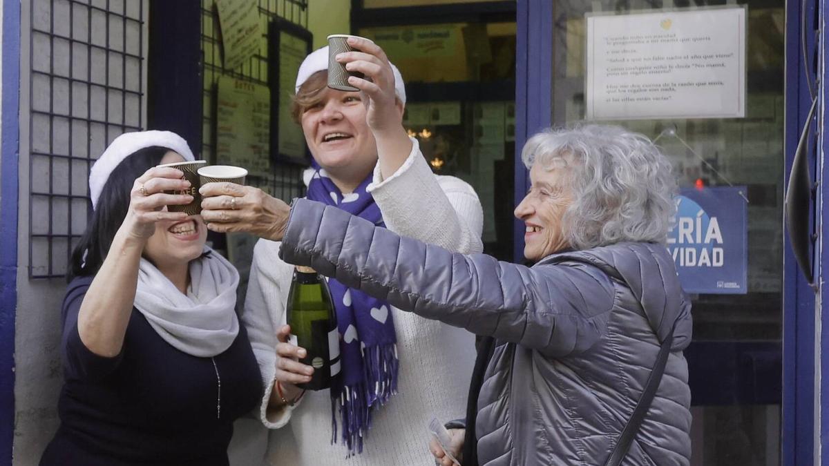 Brindis en una administración tras confirmar que en la Lotería de Navidad de 2024 repartieron uno de los premios.