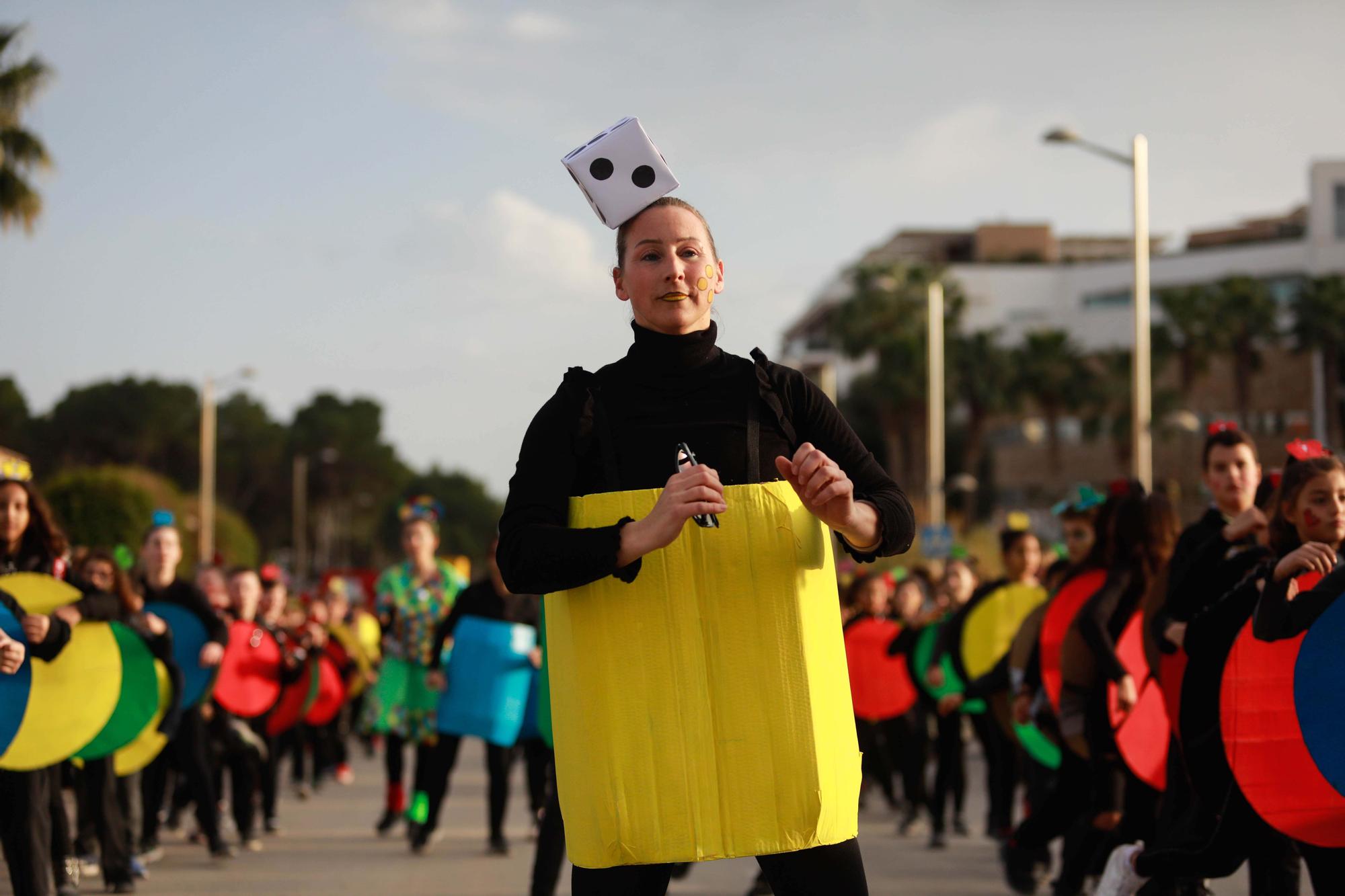 Todas las imágenes de la rúa de carnaval 2023 en Santa Eulària