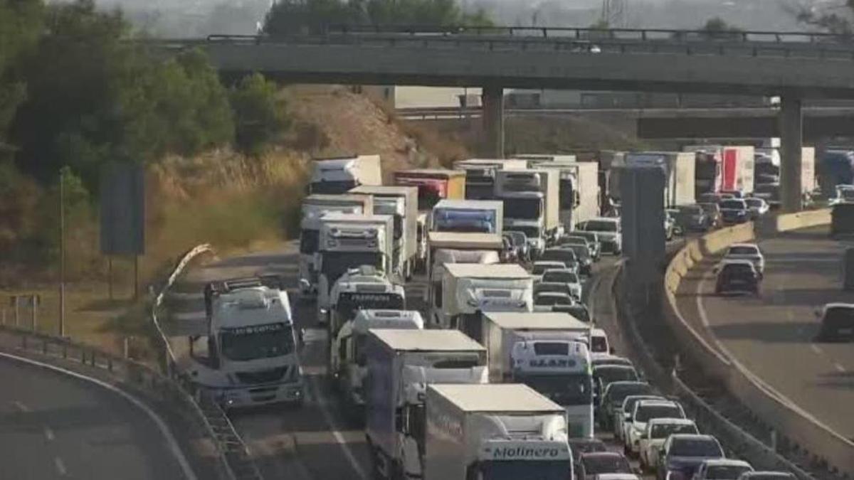 Reteción que ha producido el accidente en la A-7 en Valencia