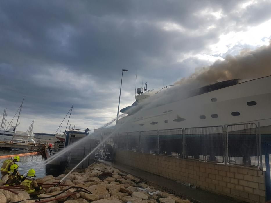 Arde un yate en el puerto pesquero de Alicante