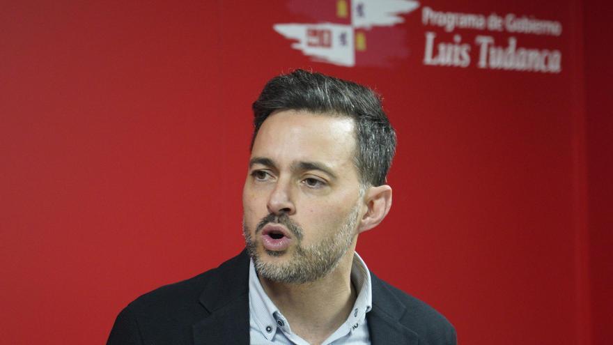 El socialista Diego Moreno asume la voluntad de su partido y renuncia al puesto de secretario primero de las Cortes
