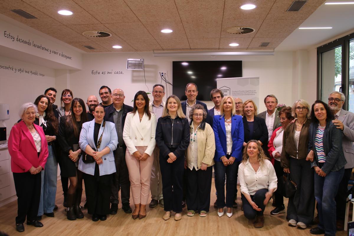 Foto de família de l’acte de celebració del 30è aniversari del centre de dia Folre de Badalona, amb la presència de la consellera de Drets Socials, Mònica Martínez Bravo, i la cinquena tinenta d’alcaldia de l’Ajuntament de Badalona, Eva Guillén