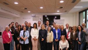 Foto de familia del acto de celebración del 30 aniversario del centro de día Folre de Badalona, con la presencia de la consellera de Drets Socials, Mònica Martínez Bravo, y la quinta teniente de Alcaldía del Ayuntamiento de Badalona, Eva Guillén