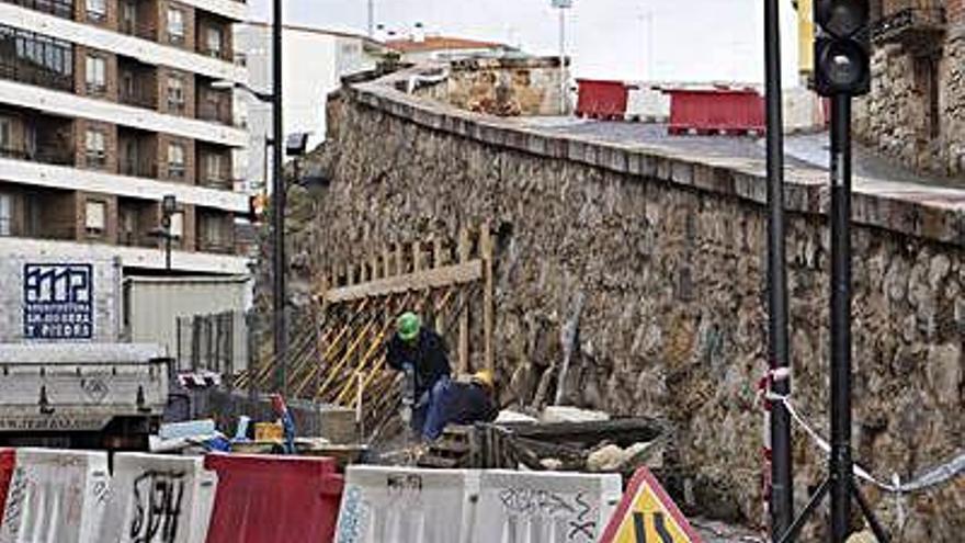 Entra en funcionamiento el semáforo que regula el tráfico en Ronda de Feria