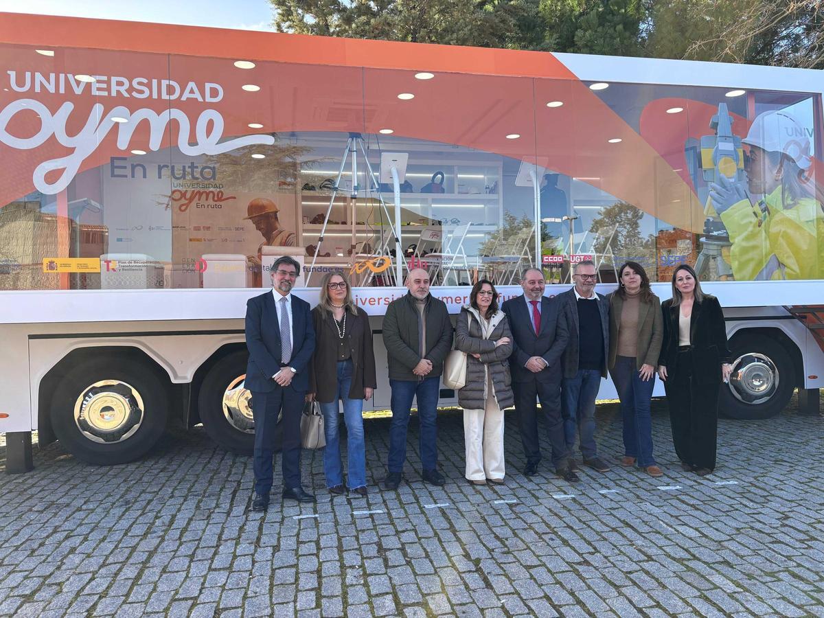 Foto de familia de 'Universidad Pyme Ruta', este jueves en Mérida