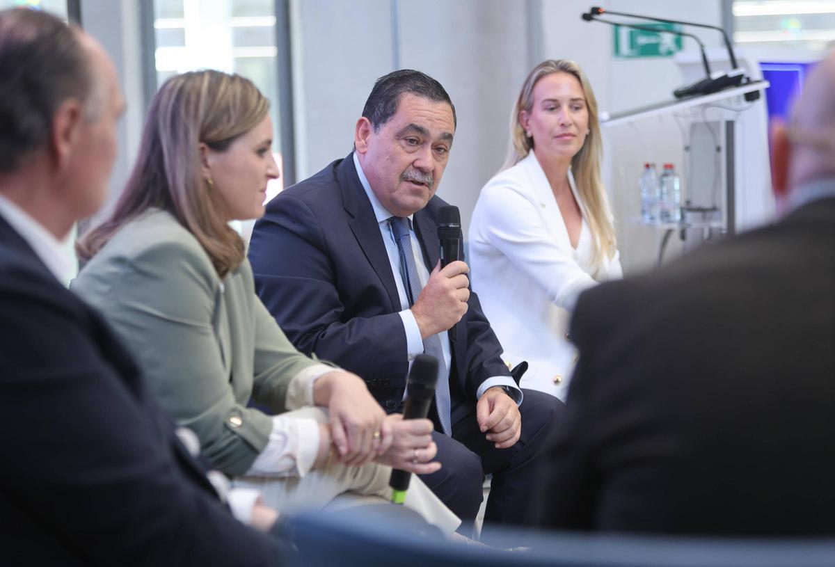 Un momento de la mesa redonda, celebrada este martes en Las Naves.