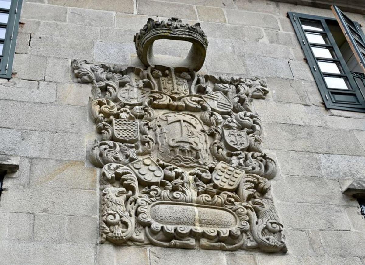 Escudo en la Praza do Teucro  Esta construcción del siglo XVIII que pertenece al barroco gallego representa los linajes de muchas familias como es la de los Montenegro que está bajo la corona. Además, estos escudos les servían para presumir de estatus entre la ciudadanía.