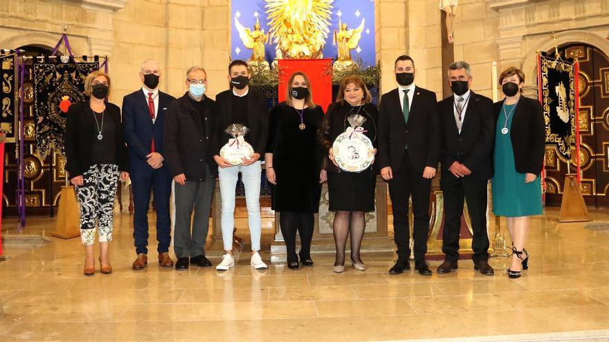 La pregonera de la Semana Santa de l&#039;Alcora, con el ganador del cartel, la Junta Central de Cofradías y las autoridades.