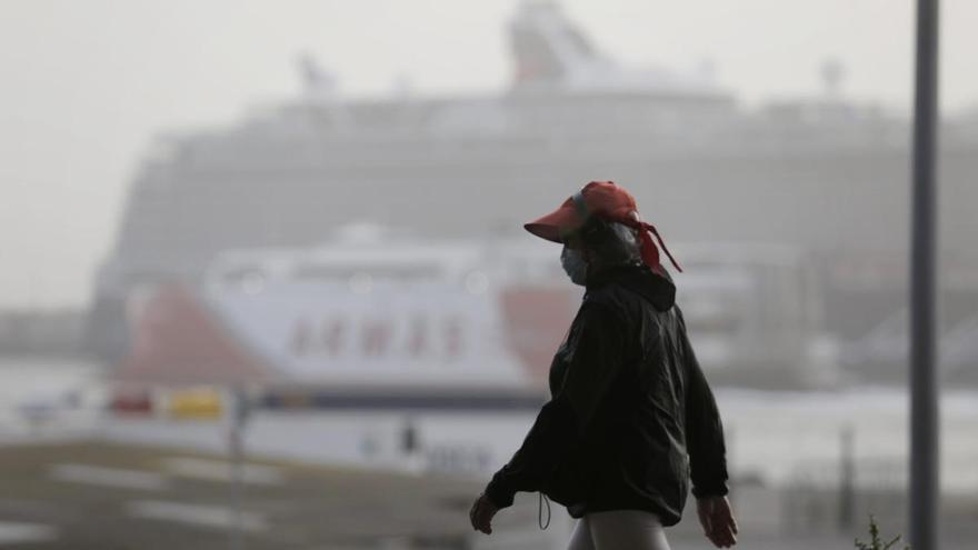 La calima irá disminuyendo este martes en Canarias