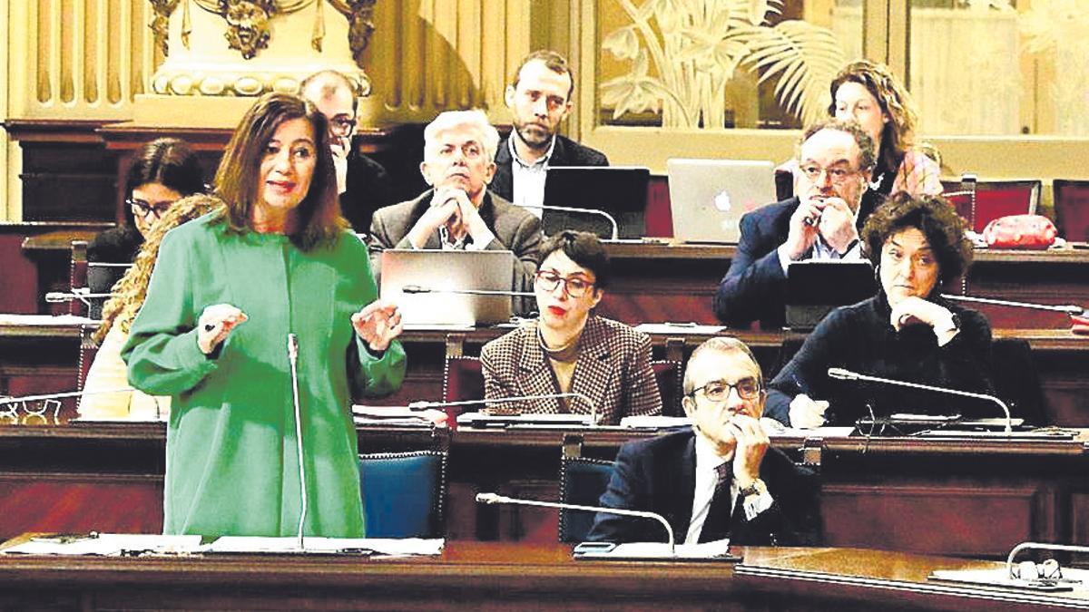 Francina Armengol durante el pleno del Parlament.