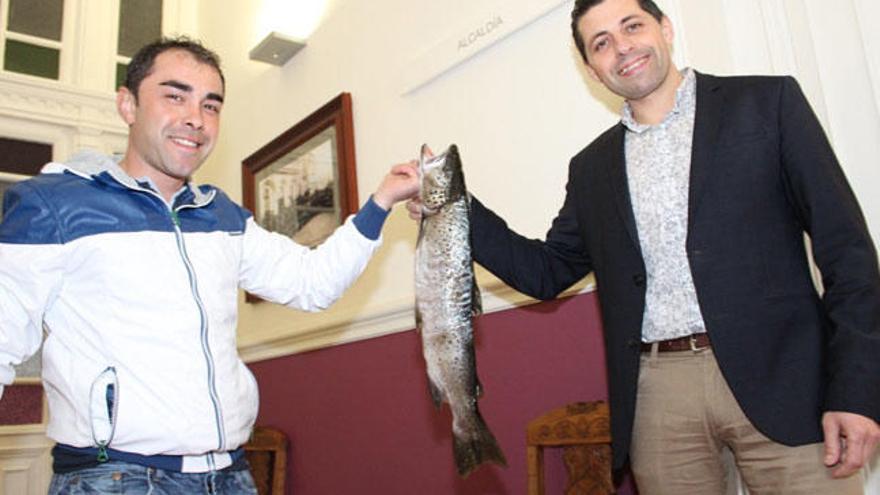 El pescador junto al alcalde de la localidad, Andrés Díaz