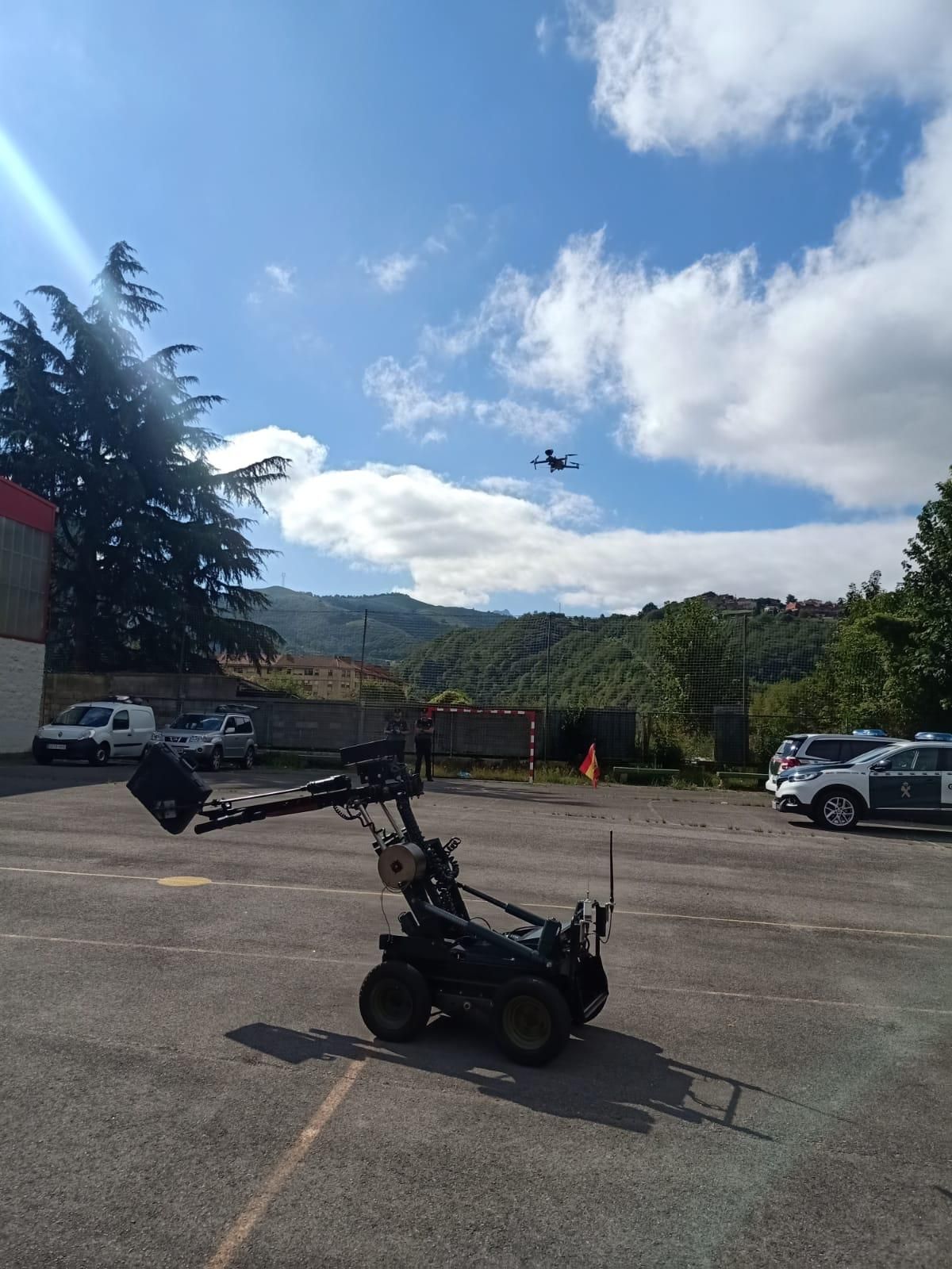 Demostración de la Guardia Civil en el colegio Elena Sánchez Tamargo de Laviana