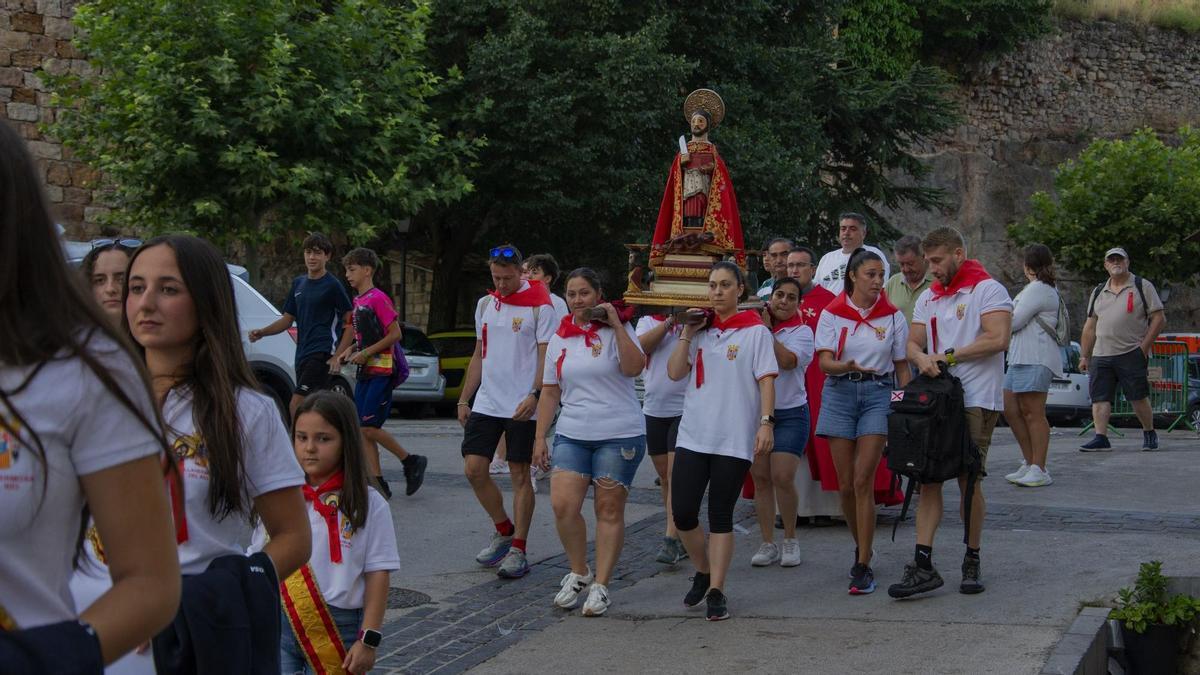 Procesión por San Bartolomé en Villahermosa del Río.