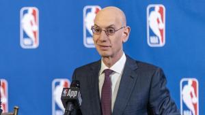 AME3186. NUEVA YORK (ESTADOS UNIDOS), 27/03/2025.- El comisionado de la NBA, Adam Silver, habla durante una rueda de prensa este jueves, en Nueva York (Estados Unidos). Silver anunció que la NBA va a explorar la creación de una liga en Europa junto a la Federación Internacional de Baloncesto (FIBA). EFE/ Angel Colmenares