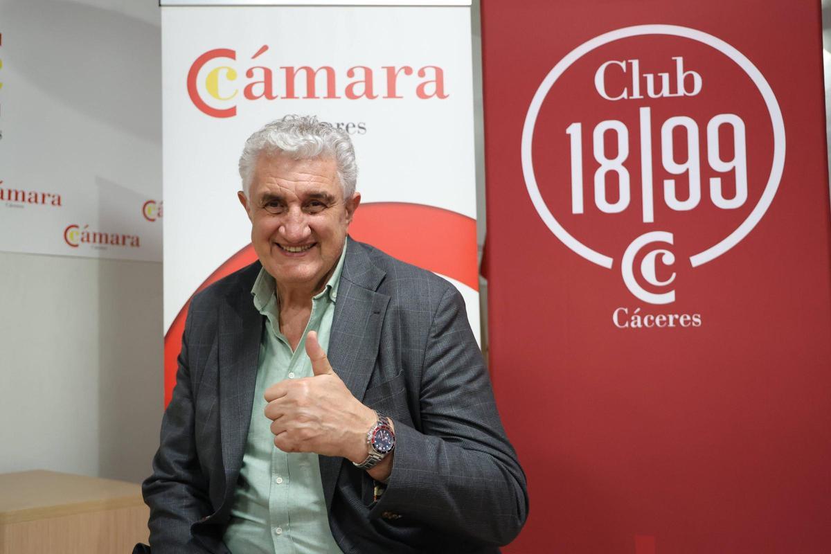 Fernando Romay, en la presentación de Club 18/99, en la Cámara de Comercio de Cáceres.