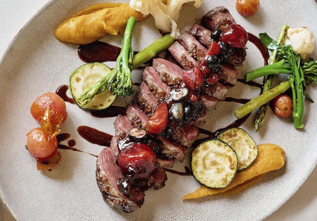 Gastronomía mediterránea con toques creativos y productos frescos.