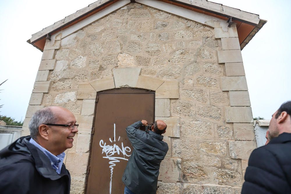 La Conselleria de Medio Ambiente y la CHS impulsan medidas para evitar la contaminación del Segura en la Vega Baja por sólidos flotantes.