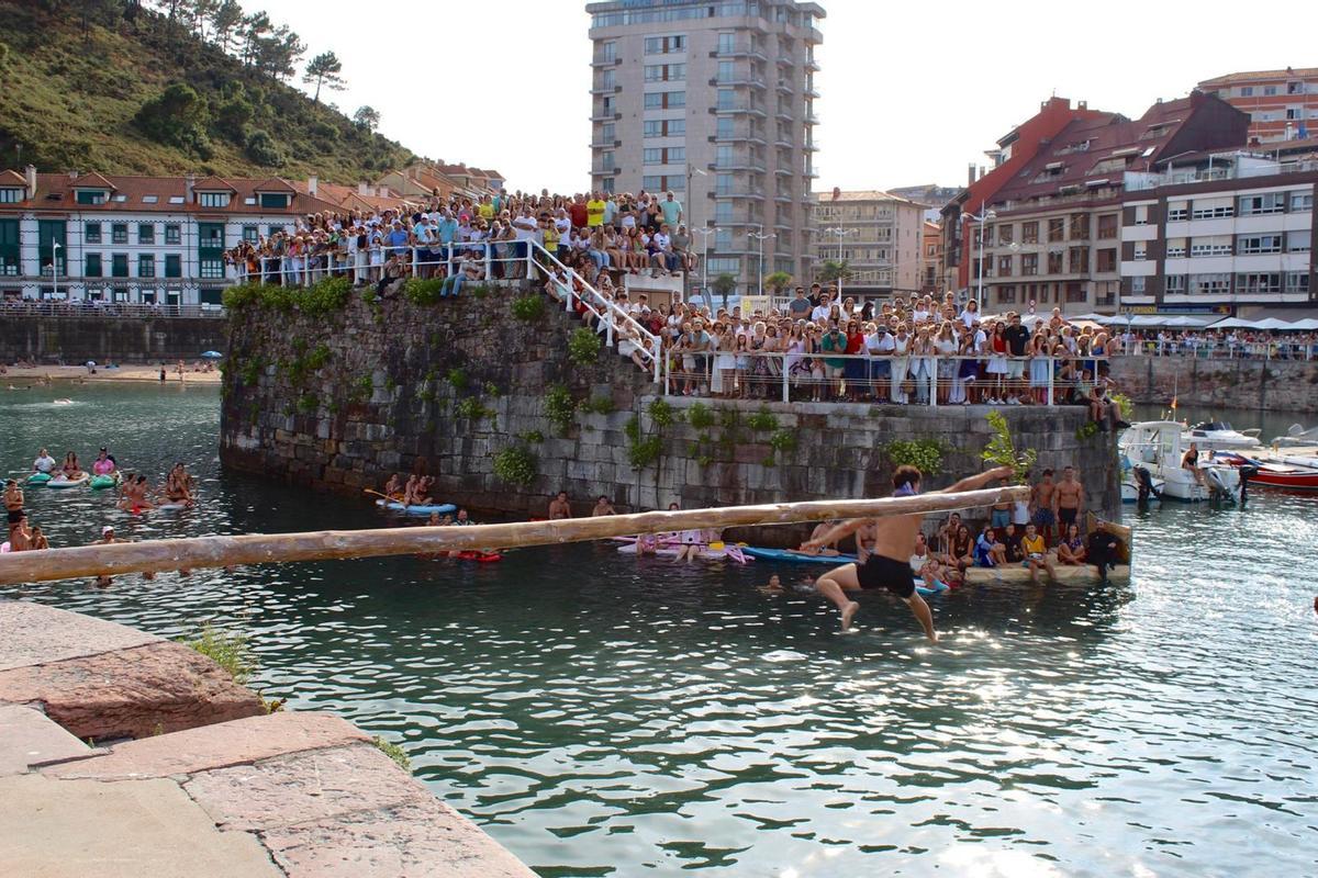 Cucaña y las coses que floten, en Candás Cucaña y las coses que floten, en Candás