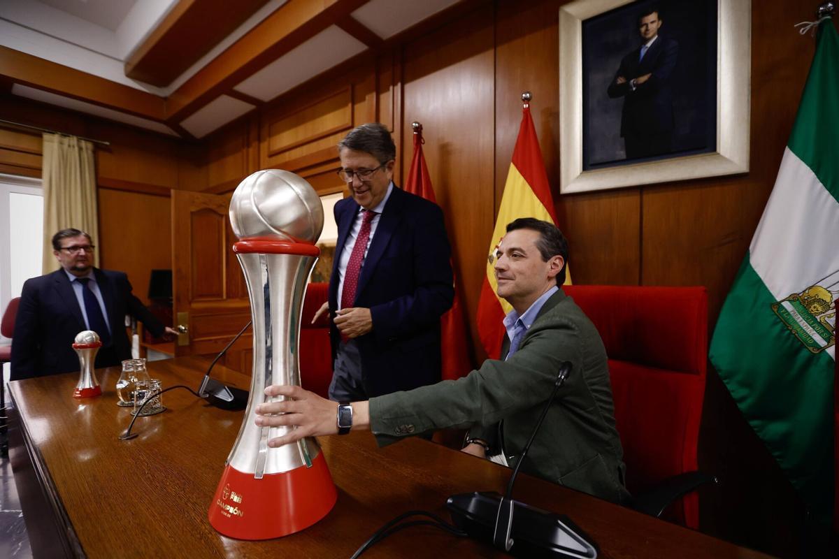 La primera jornada de las visitas institucionales del Coto Córdoba tras el ascenso, en imágenes