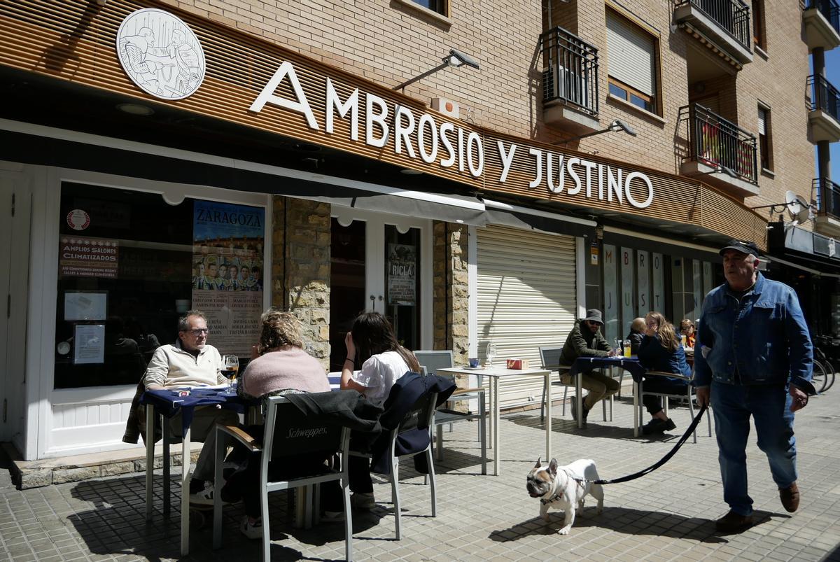 El Ambrosio y Justino tiene una amplia terraza con excelentes vistas a la plaza de toros y a la del Portillo.