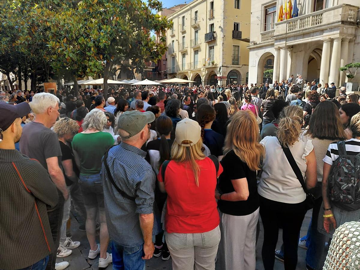 Alguns dels veïns que s'han acostat a fer el minut de silenci a Figueres.