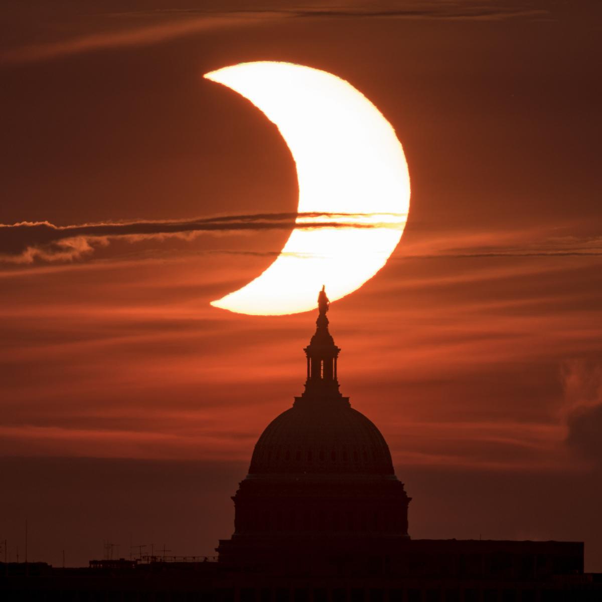 El eclipse solar anular visto sobre el Capitolio de Washington, en una imagen tomada desde Arlington, Virginia.