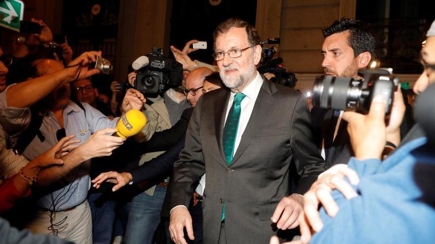 Rajoy, a su salida ayer del restaurante en el que estuvo a la tarde.