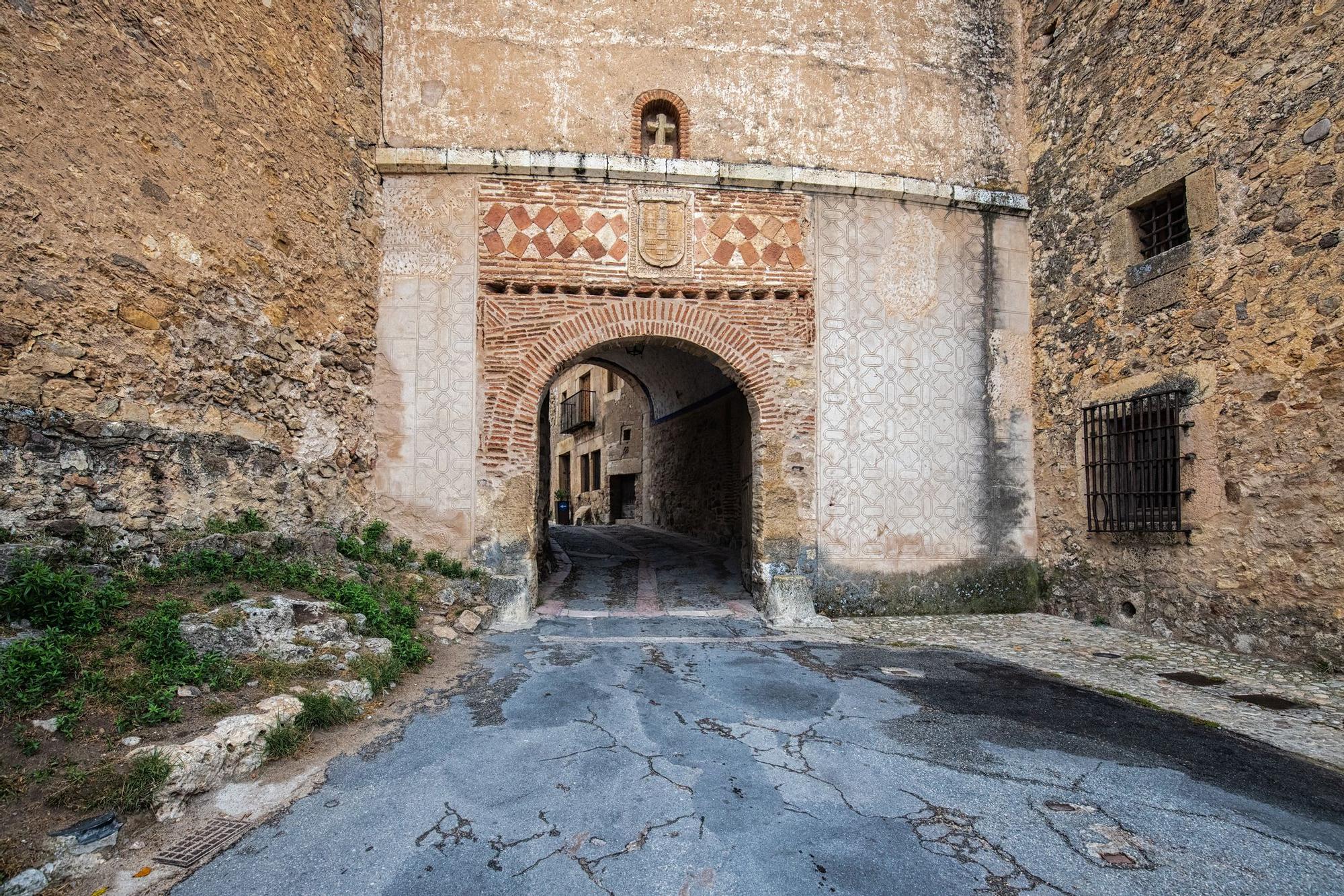 La Puerta de la Villa cuenta con un escudo sobre ella de la familia Velasco