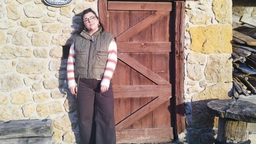 Carmen Fuente, junto al antiguo llagar de su abuelo Falo, en Pintueles (Piloña). | Julia Quince