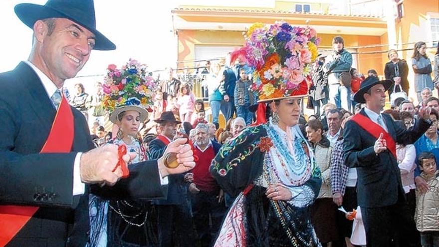 La &quot;danza de damas e galáns&quot; se celebra el 20 de enero en Aldán, en honor a San Sebastián.