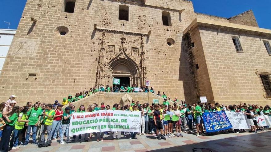 Los docentes y las familias conquistan las plazas: atruena la de Xàbia